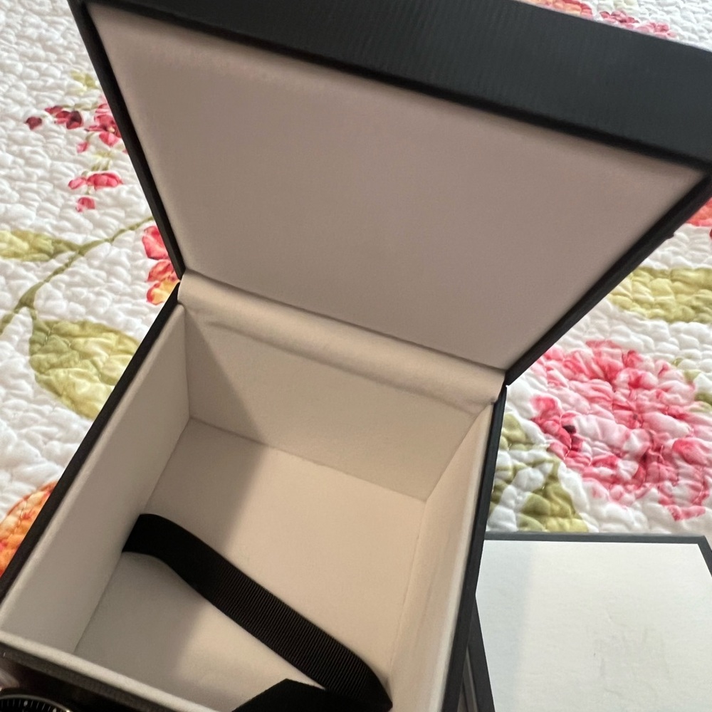 Gucci Black and Silver Watch - Picture 9 of 9